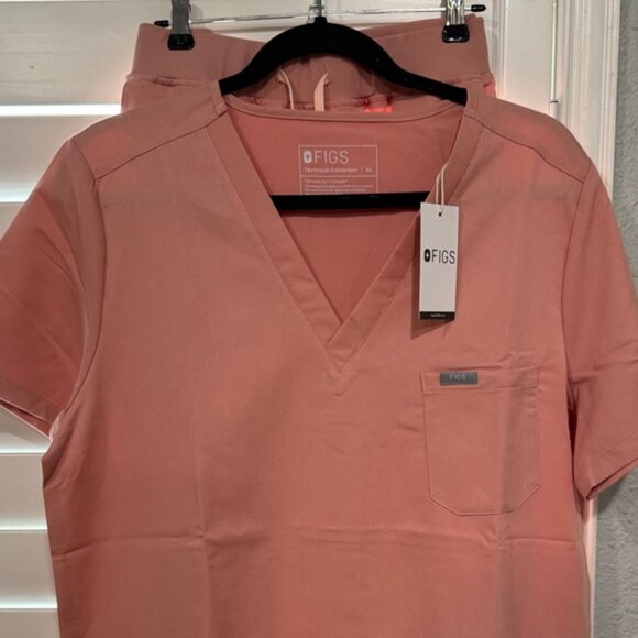 Figs Coral Women's Scrub Set - Picture 3 of 10